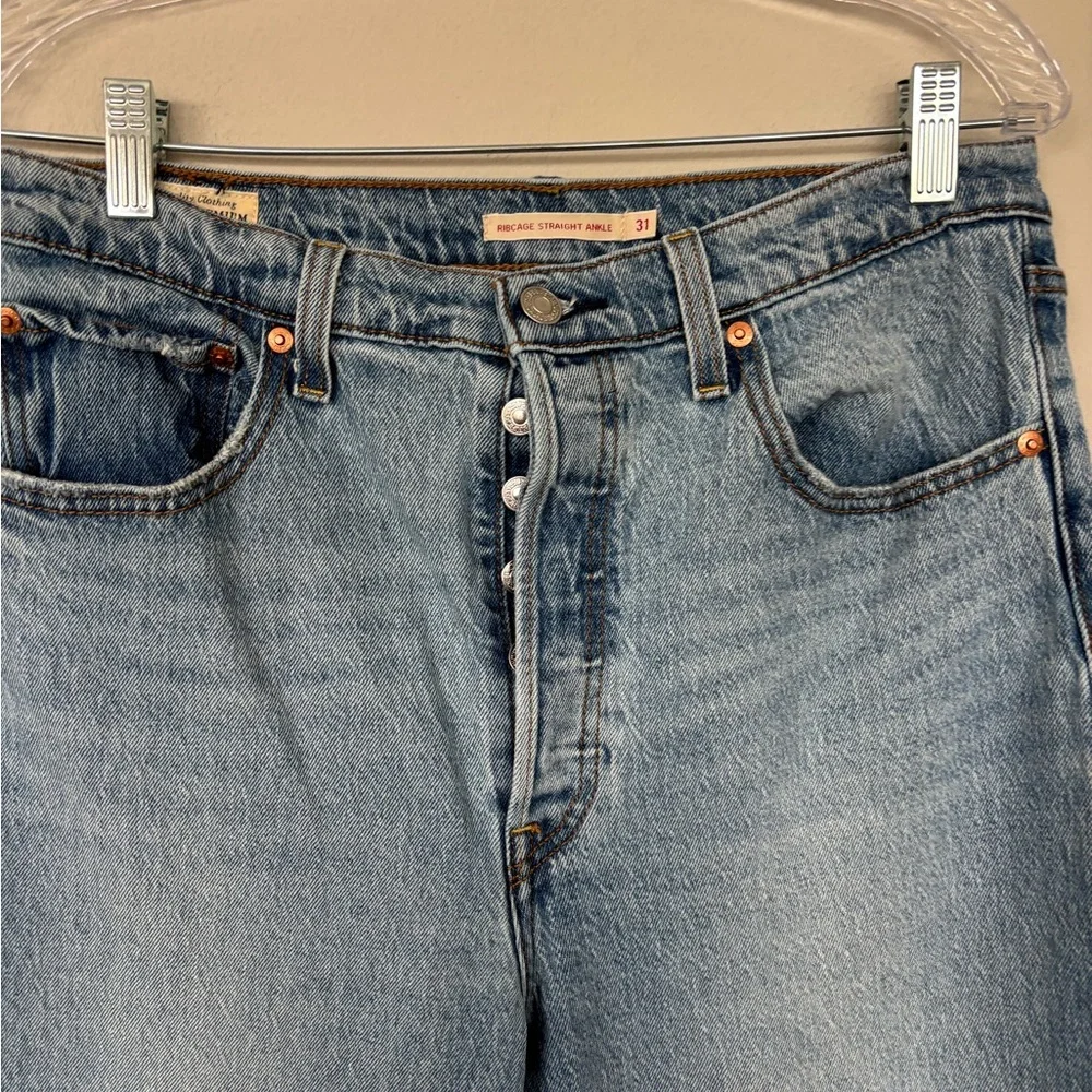 Levi's Classic Ribcage Straight Ankle Jeans in Light Blue Denim 161 - Picture 3 of 8